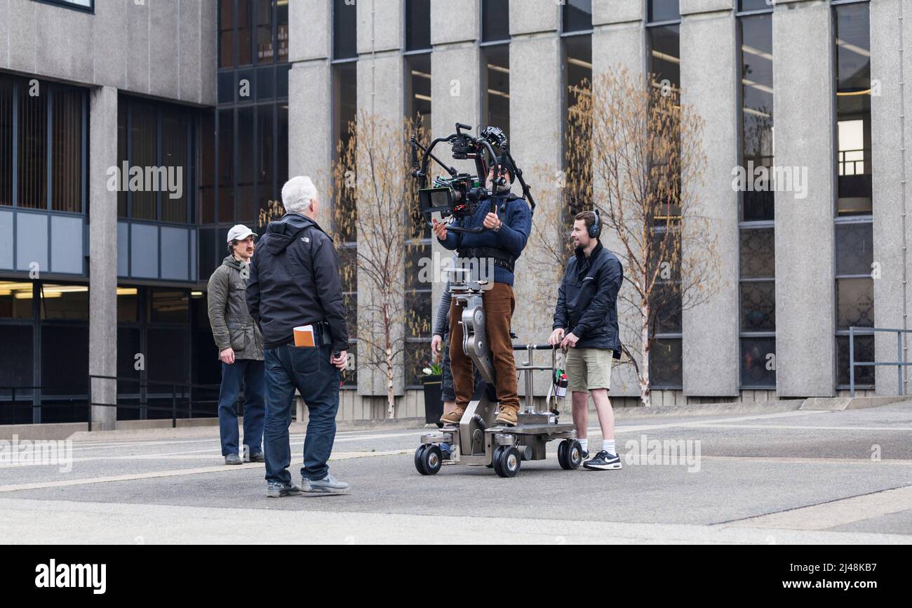 Darlington, Großbritannien. 12.. April 2022. Das Fernsehdrama Vera drehte in der Stadt mit dem Schauspieler Kenny Doughty, der die DS Aiden Healy spielt, und führte Nachforschungen durch. In der Pause für Fans posieren. David Dixon/Alamy Stockfoto