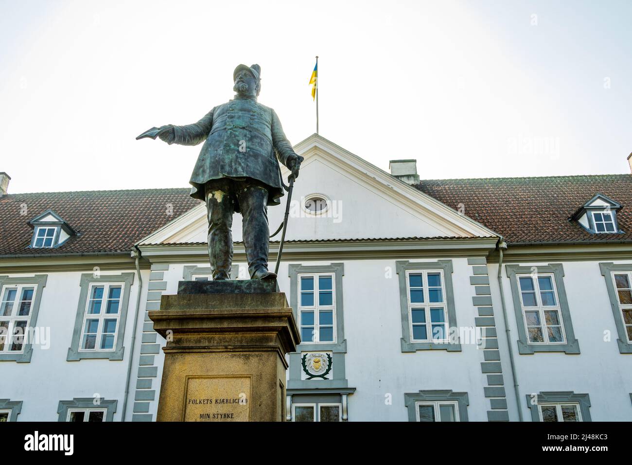 Bronzestatue, die König Frederik VII. Darstellt, befindet sich vor dem Schloss im Garten des Königs. Odense, Fyn, Dänemark, Europa Stockfoto