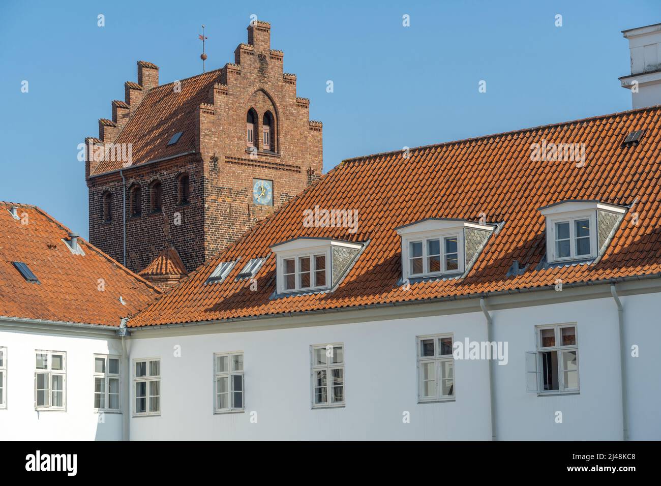 Der Glockenturm der St.-Hans-Kirche und die Dächer der Burg Odense. Odens, Fyn, Dänemark, Europa Stockfoto