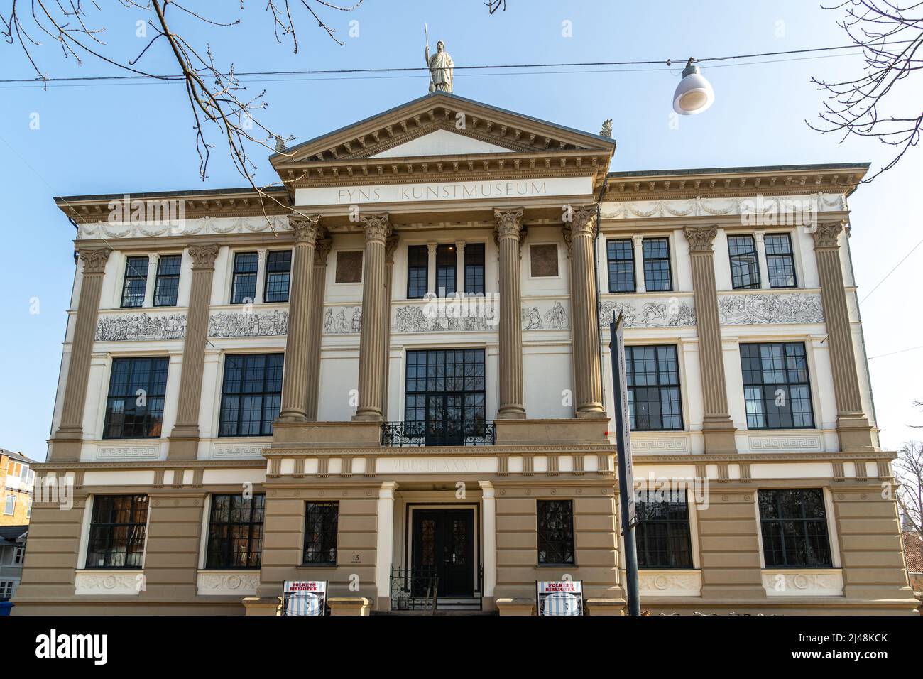 Die neoklassizistische Fassade der 'Fünen Art Academy', einer unabhängigen Bildungseinrichtung zeitgenössischer bildender Künste. Odense, Fyn, Dänemark, Europa Stockfoto