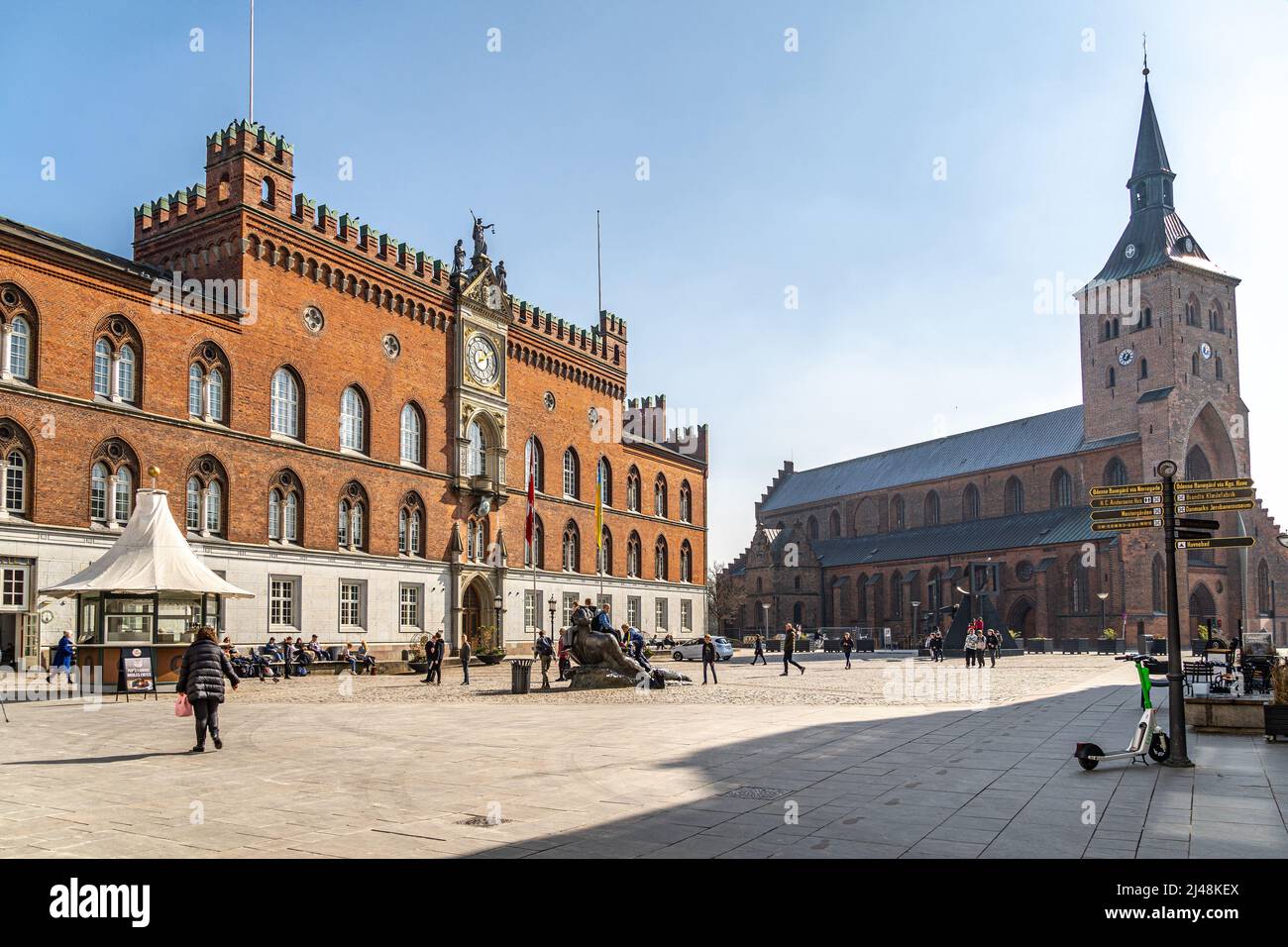 Das Rathaus und die Kathedrale von Odense an einem sonnigen Frühlingsmorgen. Odense, Fyn, Dänemark, Europa Stockfoto