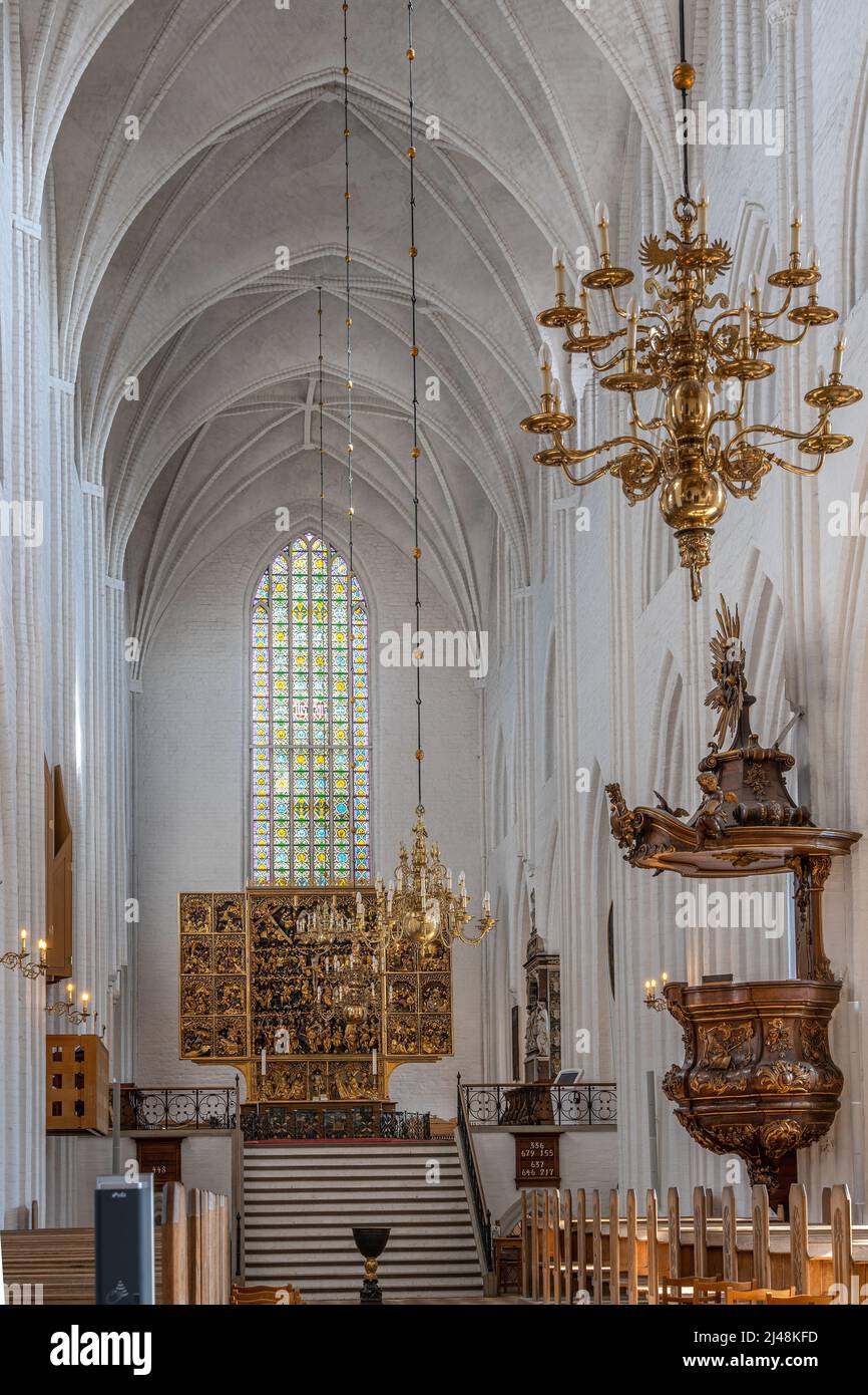 Mittelschiff mit Kanzel, Altar und Altarbild der Kathedrale von Odense. Odense, Fyn, Dänemark, Europa Stockfoto