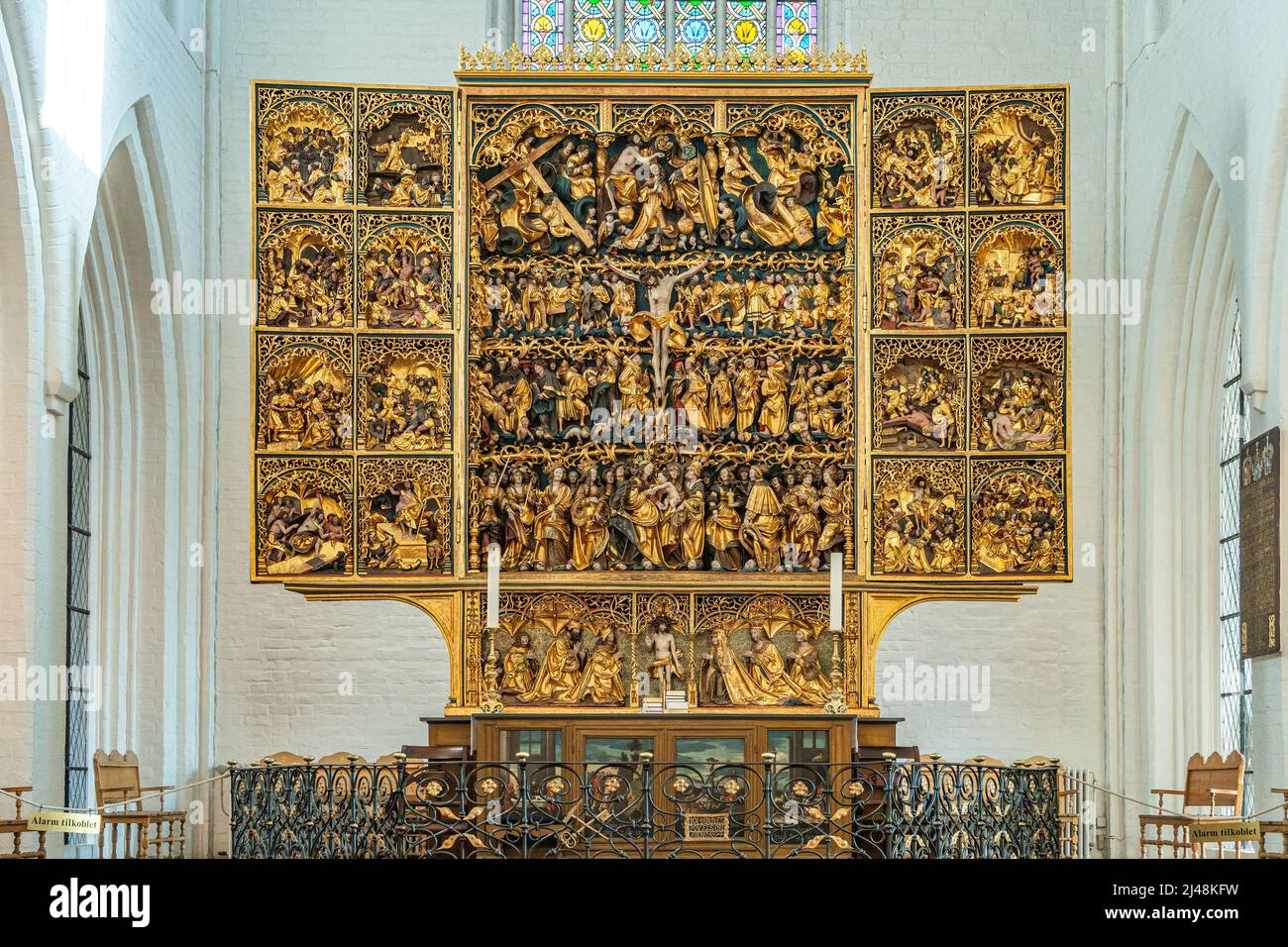 Das Altarbild, das die Passion Christi darstellt, in einem 23 Karat Blattgold in der Kathedrale von San Canuto in Odense. Odense, Fyn, Dänemark, Europa Stockfoto