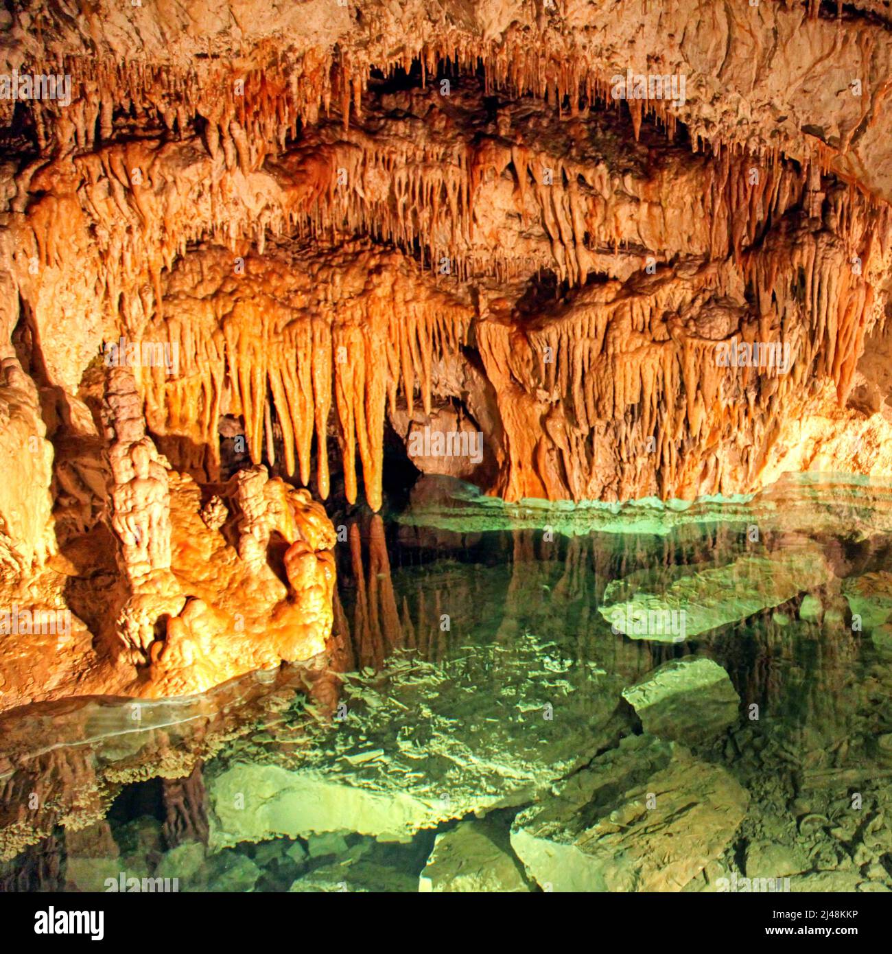 Farbenprächtiger See und Stalaktiten und Stalagmiten in der Höhle Demanovska Höhle der Freiheit in der Slowakei. Stockfoto