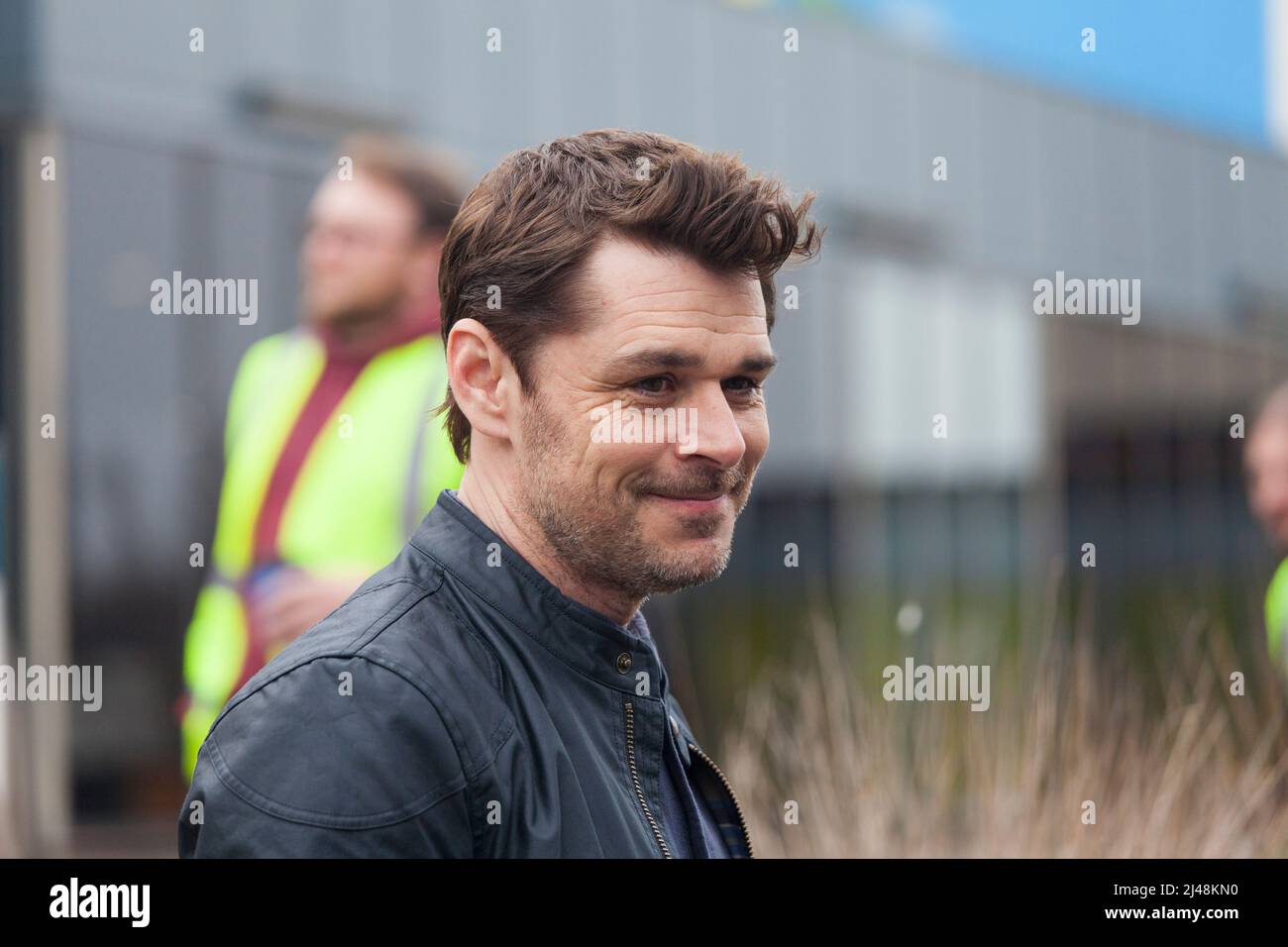 Darlington, Großbritannien. 12.. April 2022. Das Fernsehdrama Vera drehte in der Stadt mit dem Schauspieler Kenny Doughty, der die DS Aiden Healy spielt, und führte Nachforschungen durch. In der Pause für Fans posieren. David Dixon/Alamy Stockfoto