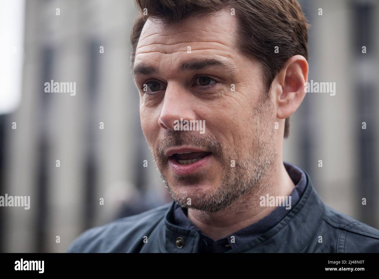 Darlington, Großbritannien. 12.. April 2022. Das Fernsehdrama Vera drehte in der Stadt mit dem Schauspieler Kenny Doughty, der die DS Aiden Healy spielt, und führte Nachforschungen durch. In der Pause für Fans posieren. David Dixon/Alamy Stockfoto