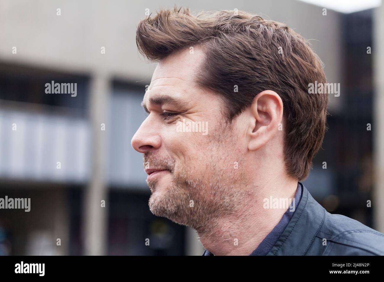 Darlington, Großbritannien. 12.. April 2022. Das Fernsehdrama Vera drehte in der Stadt mit dem Schauspieler Kenny Doughty, der die DS Aiden Healy spielt, und führte Nachforschungen durch. In der Pause für Fans posieren. David Dixon/Alamy Stockfoto