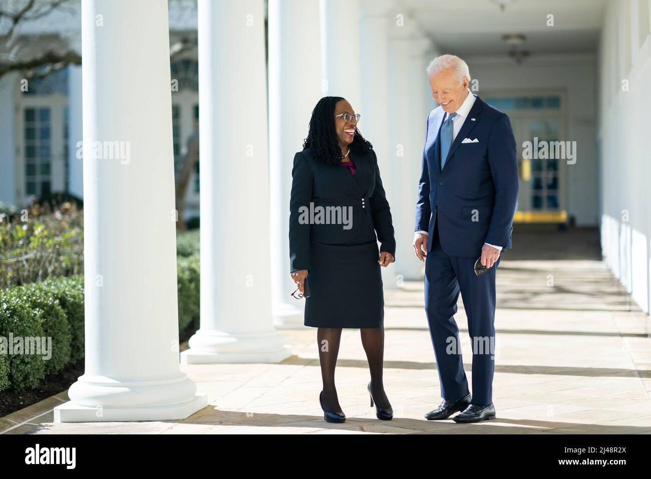 WASHINGTON DC, USA - 25. Februar 2022 - US-Präsident Joe Biden spaziert mit Richter Ketanji Brown Jackson entlang der Westkolonnade des Weißen Hauses, Freitag Stockfoto