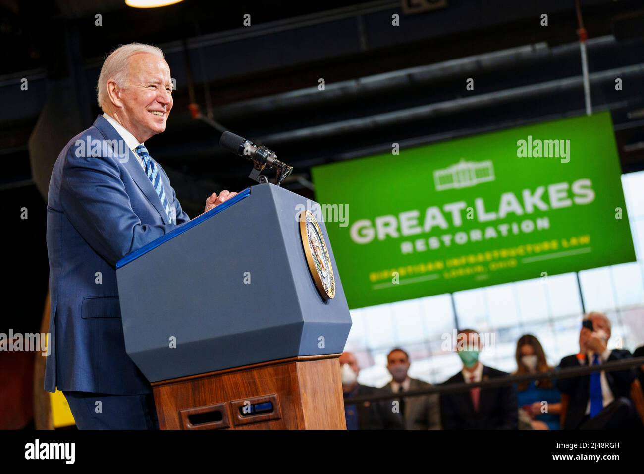 LORAIN, OHIO, USA - 17. Februar 2022 - US-Präsident Joe Biden hält eine Stellungnahme zur Wiederherstellung der Great Lakes und zum Gesetz über die parteiübergreifende Infrastruktur am Donnerstag ab Stockfoto