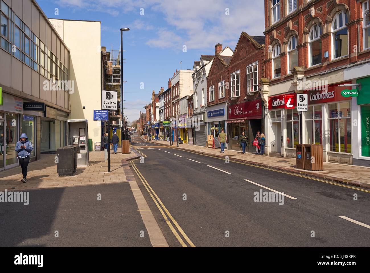 Ruhige Hauptstraße und Geschäfte in Burton Upon Trent, Staffordshire, Großbritannien Stockfoto