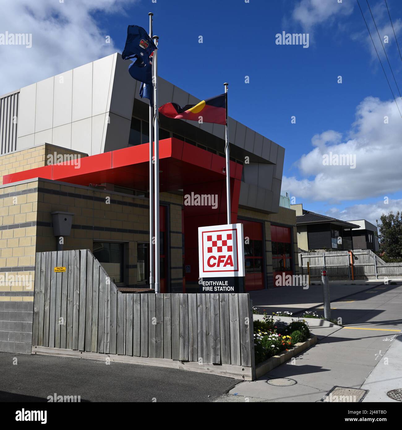 Außenansicht der Feuerwache der Country Fire Authority in der Station St im Großraum Melbourne mit Fahnen und CFA-Schildern im Vordergrund Stockfoto
