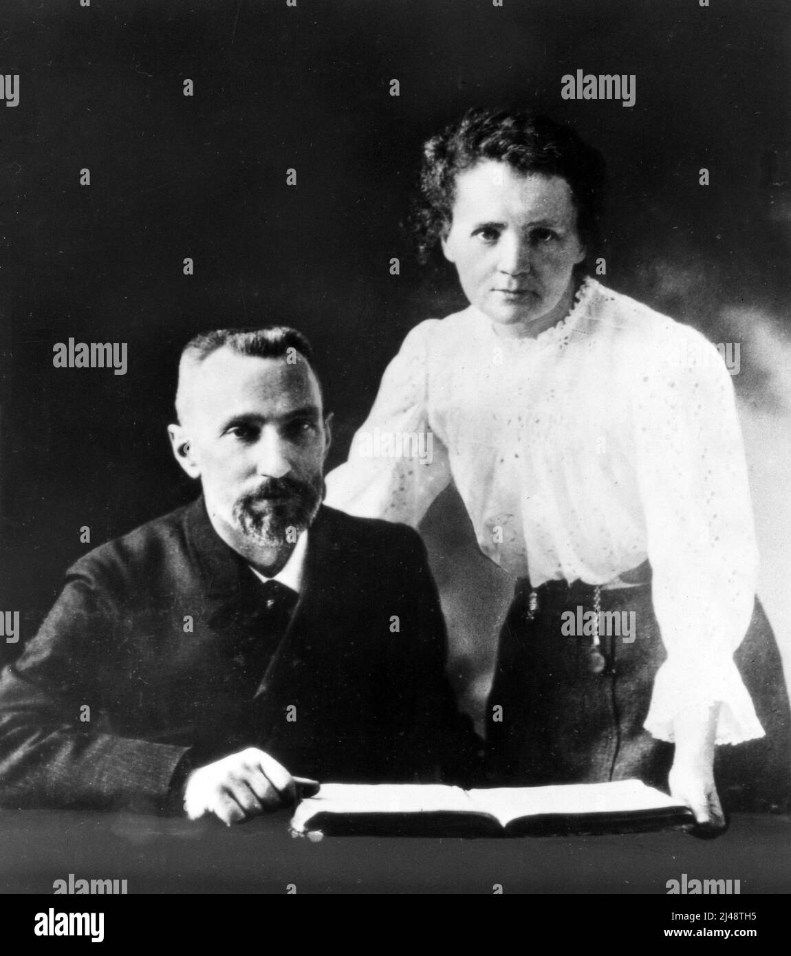 Pierre Curie (1859-1906) und Marie Sklodowska Curie (1867-1934) wurden 1903 gemeinsam mit dem Nobelpreis für Physik für die Entdeckung der radioaktiven Elemente Polonium und Radium ausgezeichnet. Auch heute noch bieten die Curies Inspiration für Populärkultur und Lehrbuchdiskussionen über Wissenschaft. Dieses Foto wurde während der 1960s als Werbung für eine pädagogische Fernsehsendung über die Entdeckung des Radium verbreitet Stockfoto