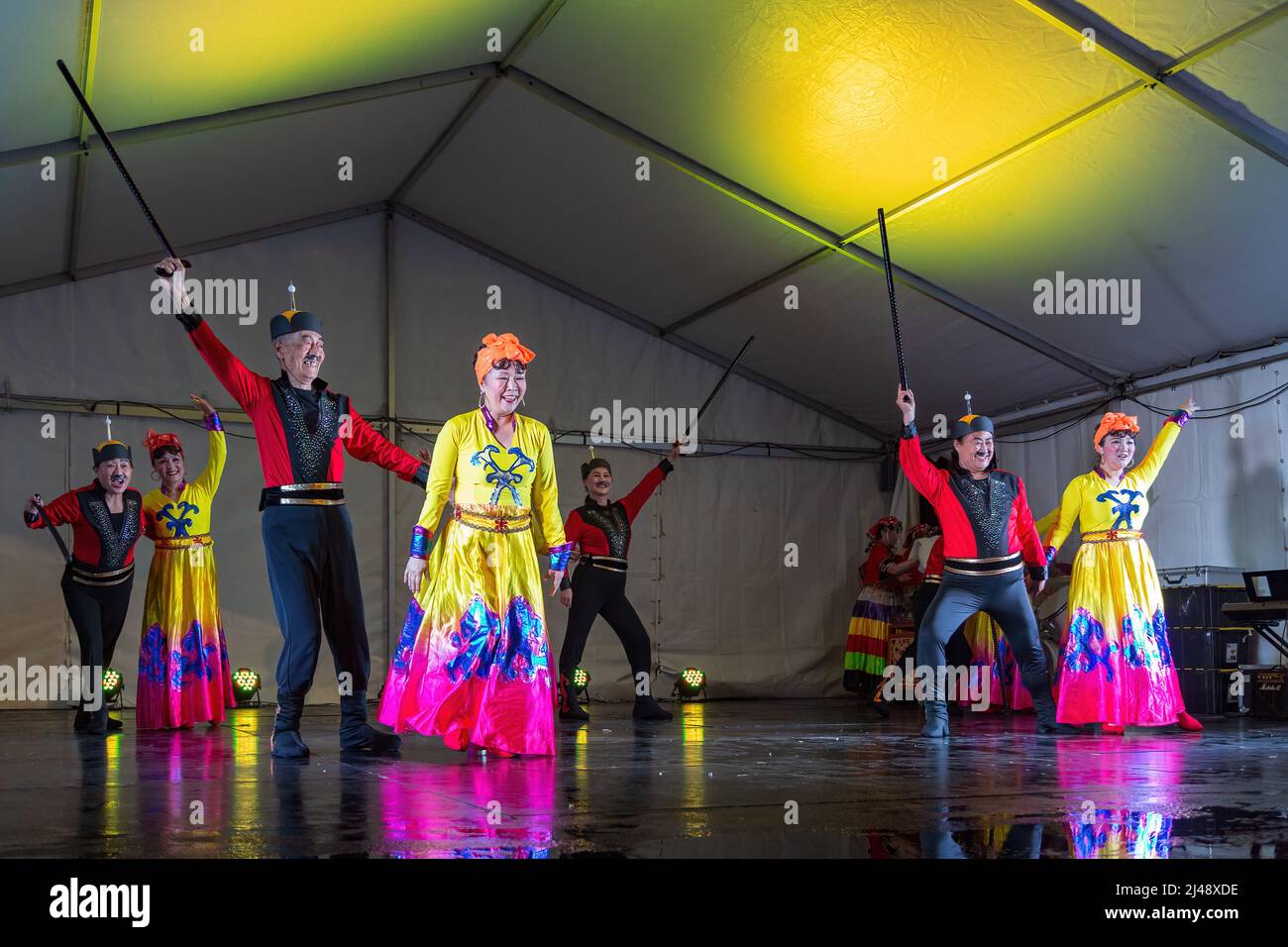 Ein uigurischer Volkstanz, der von Menschen aus der Region Xinjiang, China, aufgeführt wird Stockfoto