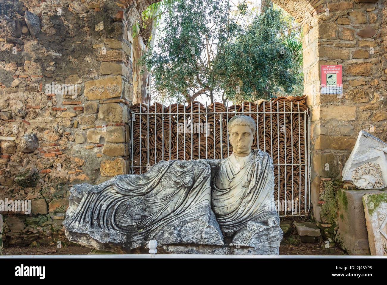 Antikes Denkmal römische Sarkophagi Marmorstatue, wie im Garten des Archäologischen Museums in Side, Türkei, ausgestellt. Stockfoto