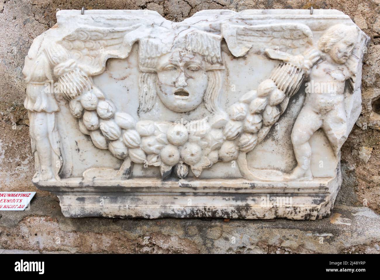 Marmor geschnitzte Artefakte wie im Archäologischen Museum von Side, Türkei angezeigt. Stockfoto