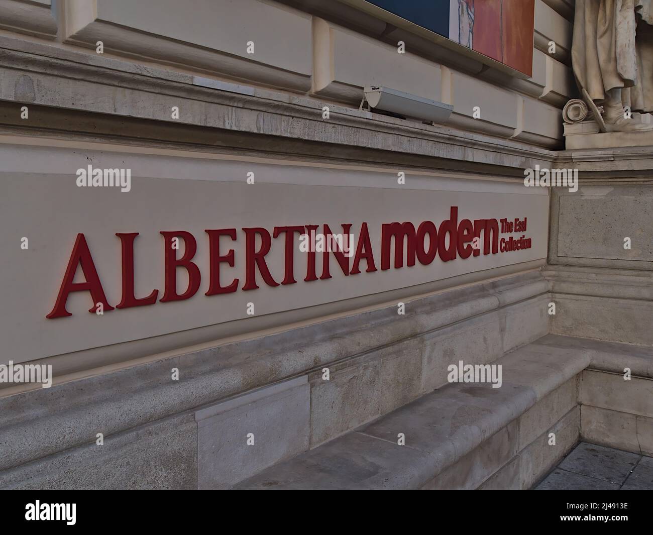 Nahaufnahme der roten Beschriftung des Kunstmuseum Albertina Modern im historischen Zentrum von Wien, Österreich mit alter Steinfassade. Stockfoto