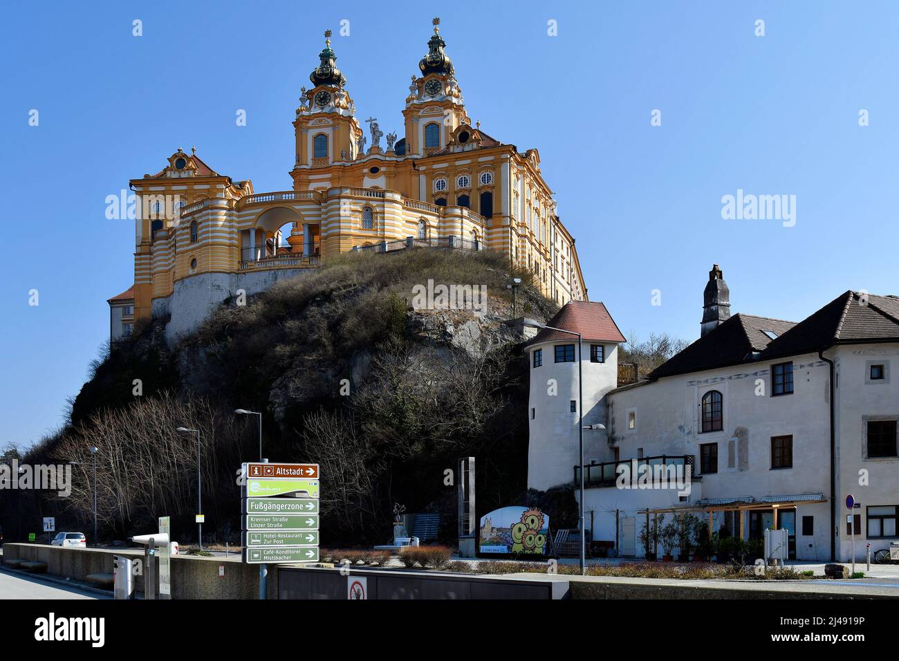 Melk, Österreich - 26. März 2022: Beeindruckende barocke Abtei Melk auf ...