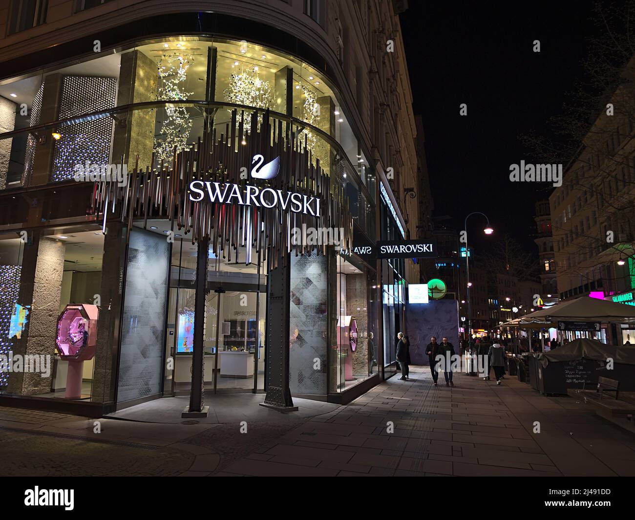 Blick auf den Eingang eines Swarovski Flagshipstore im historischen Zentrum von Wien, Österreich an der Einkaufsstraße Kärntner Straße bei Nacht. Stockfoto