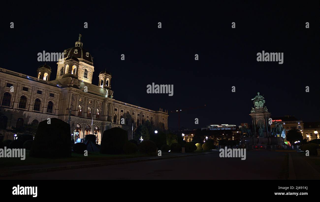 Nachtansicht des historischen Kunsthistorischen Museums in der Innenstadt von Wien, Österreich mit beleuchteter Fassade und Statue. Stockfoto