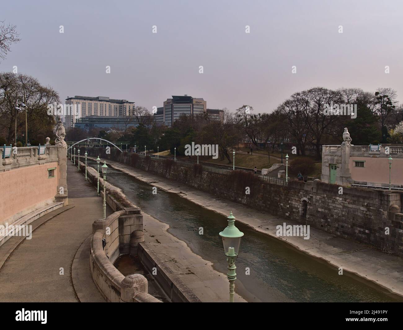 Blick auf den Kanal Wiental Kanal im Zentrum von Wien, Österreich das Hotel liegt im Wiener Stadtpark am bewölkten Tag im Frühling mit modernen Gebäuden. Stockfoto