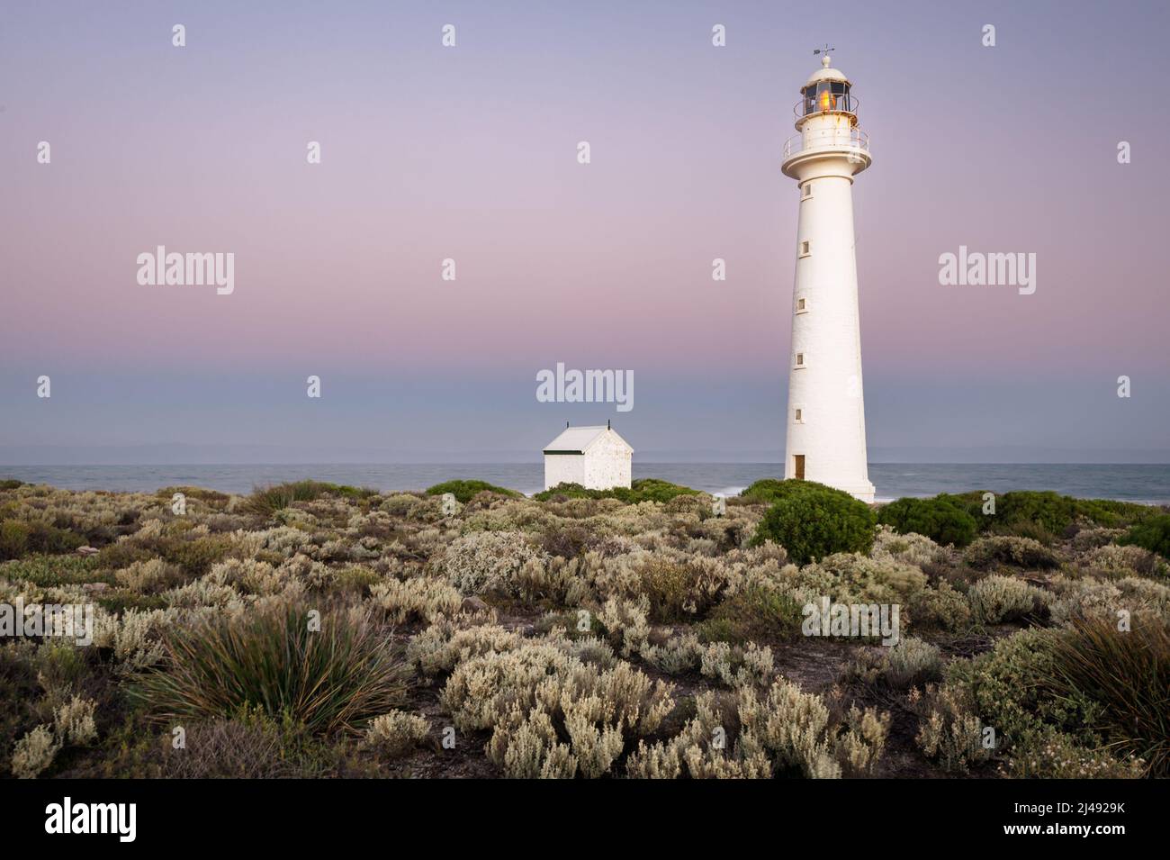 Remote Point Lowly Lighthouse auf der Eyre Peninsula. Stockfoto