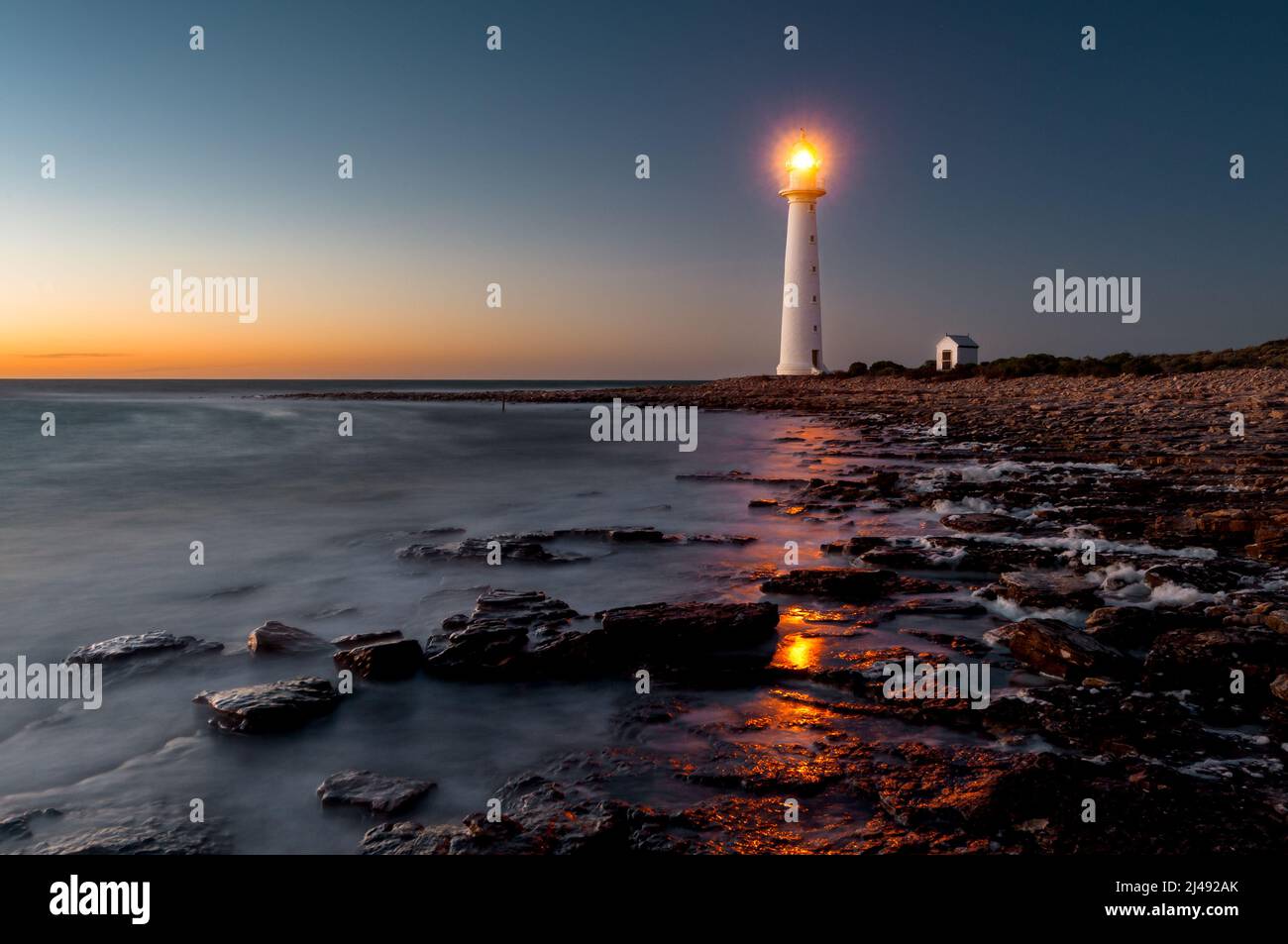 Remote Point Lowly Lighthouse auf der Eyre Peninsula. Stockfoto