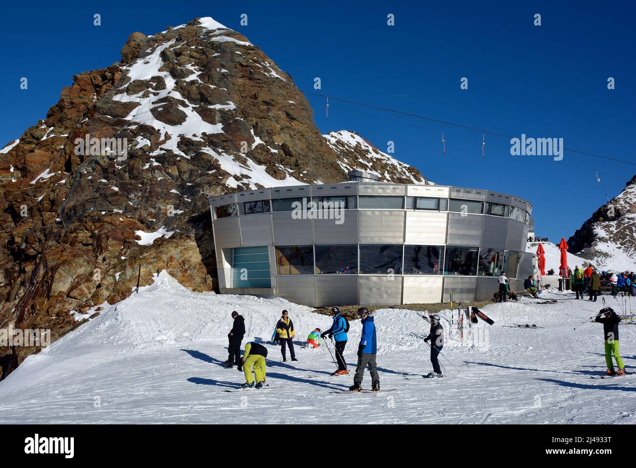 Stubei, Österreich - 20. Dezember 2015: Unidentifizierte Menschen genießen Wintersportgebiet am Stubaier Gletscher in den österreichischen Alpen Stockfoto