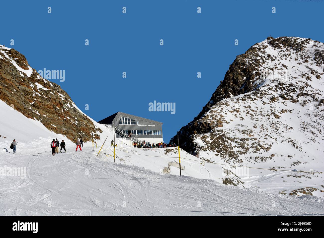 Stubei, Österreich - 20. Dezember 2015: Unidentifizierte Menschen genießen Wintersportgebiet Stubaier Gletscher in den österreichischen Alpen Stockfoto