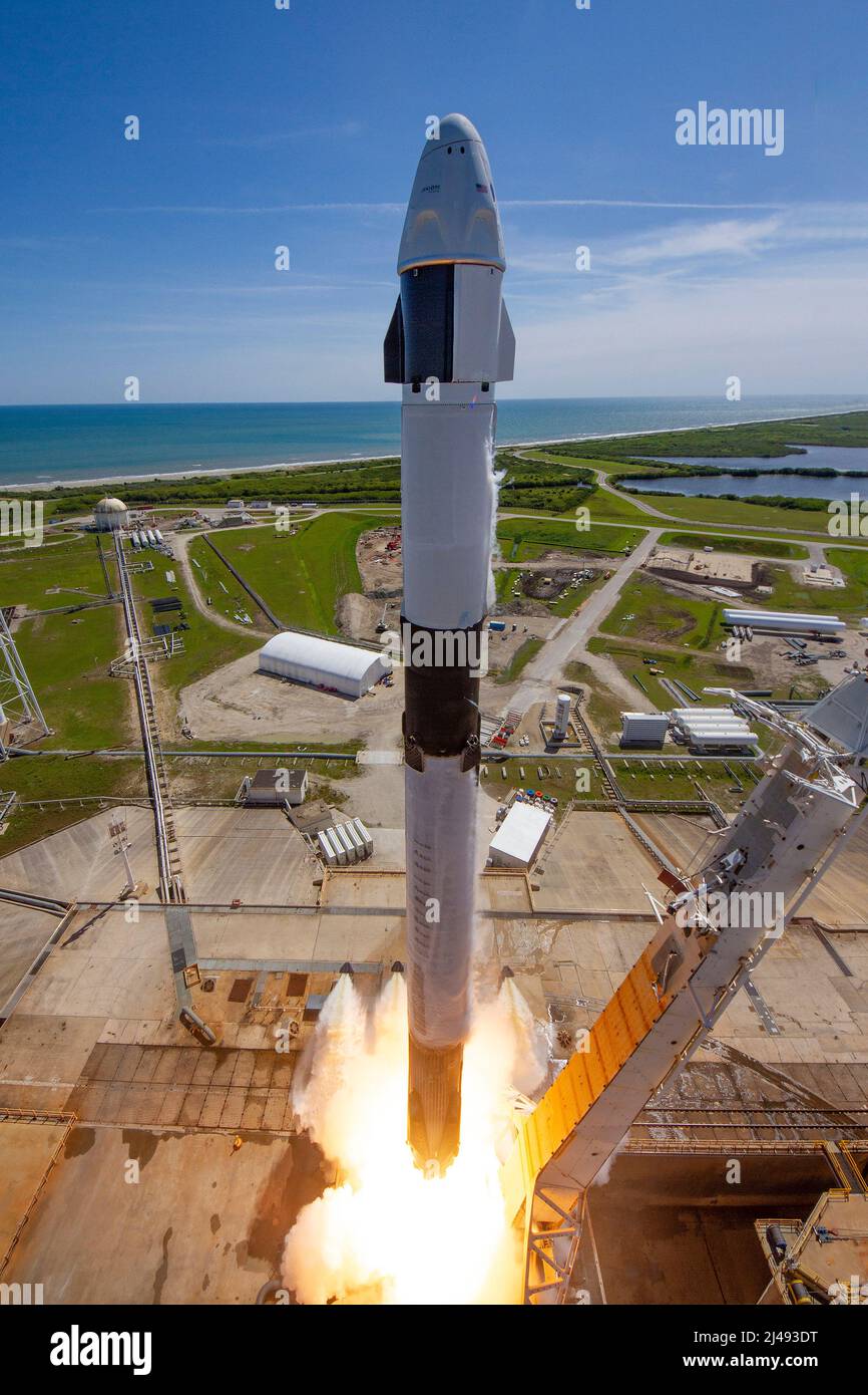 KENNEDY SPACE CENTER, FLORIDA, USA - 08. April 2022 - Eine SpaceX Falcon 9-Rakete mit der Crew Dragon-Sonde des Unternehmens wird auf Axiom Missi gestartet Stockfoto