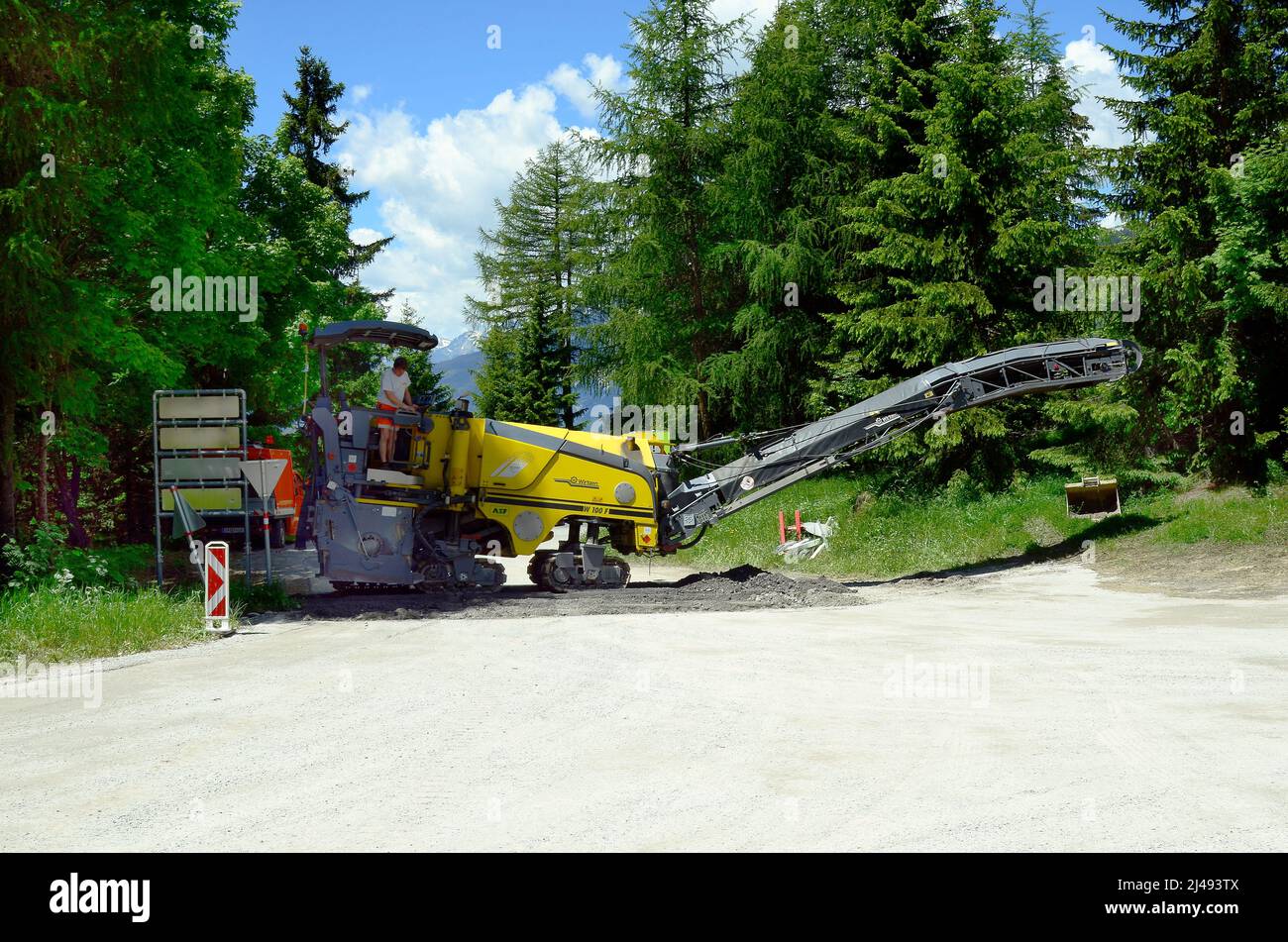 Piller, Österreich - 22. Juni 2016: Nicht identifizierter Arbeiter an Fräsmaschinen für den Straßenbau Stockfoto