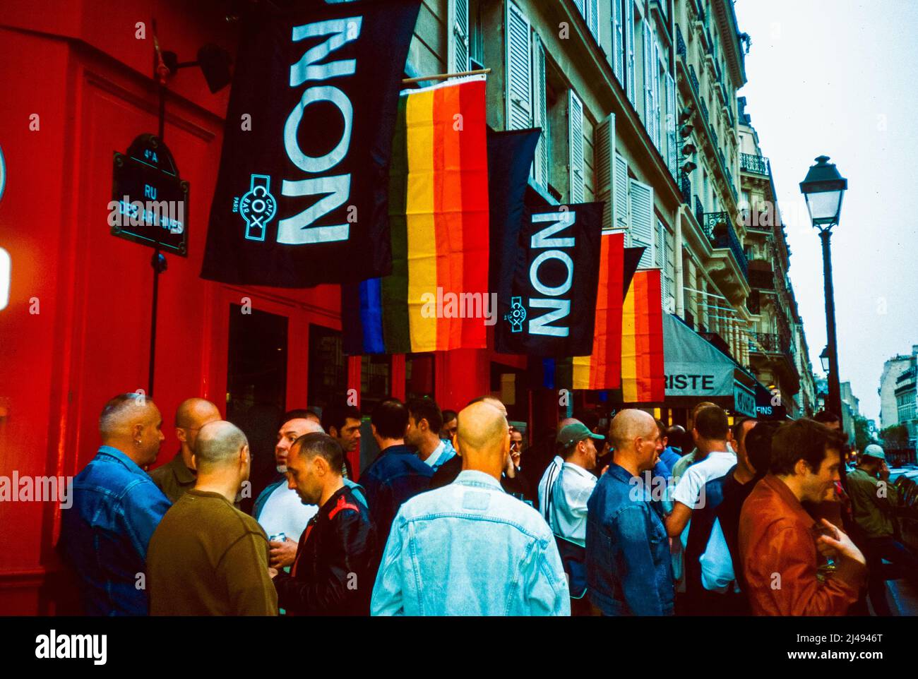 Paris, Frankreich, große Menschenmengen, Männer-Kunden, Drinks vor der Gay Bar im Marais, The Cox, 2002, mit Anti-Extreme Right Flags, Gay le marais Stockfoto