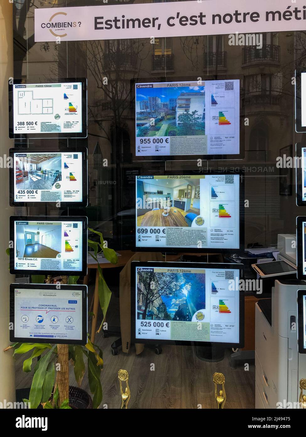 Paris, Frankreich, Detail, Schaufenster, Immobilien-Agentur mit lokalen Wohnung zu verkaufen Anzeigen Stockfoto