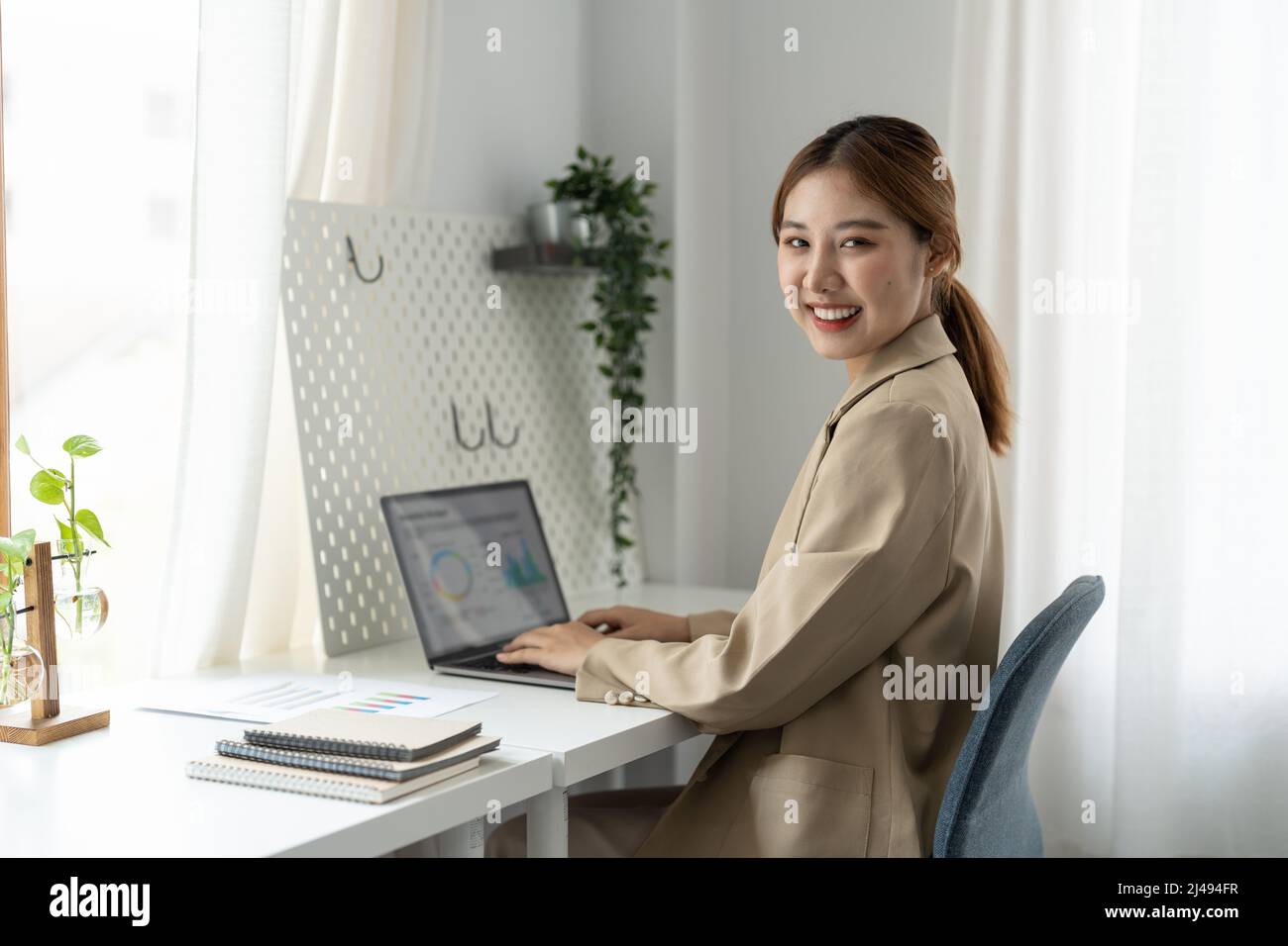 Portrait asiatische Frau Studie online beobachten Webinar Podcast auf Laptop hören Lernen Bildung Kurs Konferenz anrufen, elearning-Konzept Stockfoto