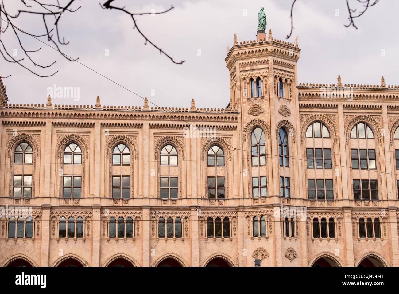 München, Deutschland - April 22,2022: Blick auf die Bauarchitektur der Bezirksregierung von Oberbayern. Stockfoto