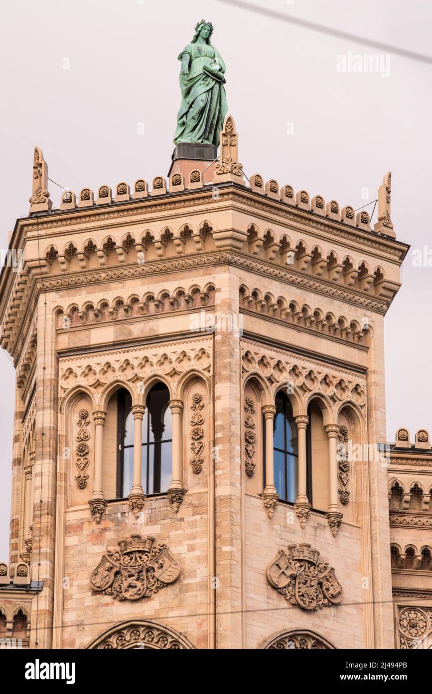 München, Deutschland - April 22,2022: Blick auf die Bauarchitektur der Bezirksregierung von Oberbayern. Stockfoto