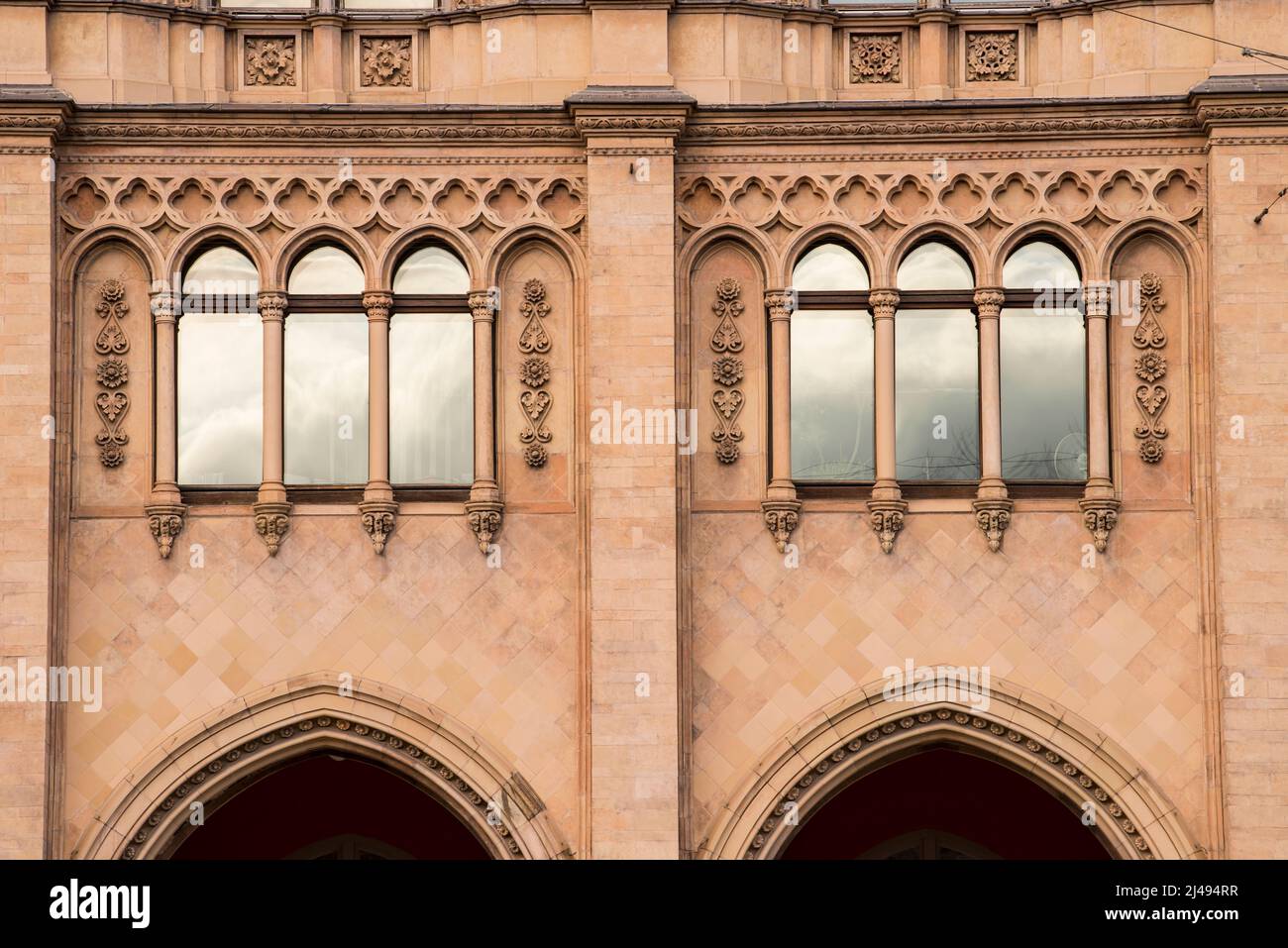 München, Deutschland - April 22,2022: Blick auf die Bauarchitektur der Bezirksregierung von Oberbayern. Stockfoto