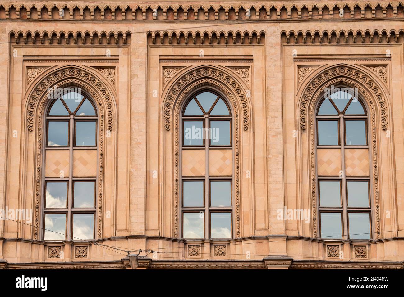 München, Deutschland - April 22,2022: Blick auf die Bauarchitektur der Bezirksregierung von Oberbayern. Stockfoto