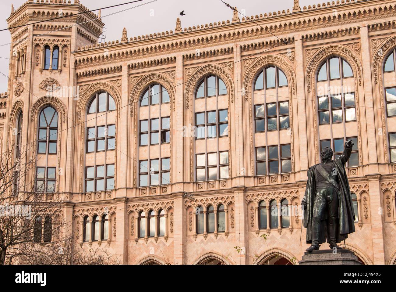 München, Deutschland - April 22,2022: Blick auf die Bauarchitektur der Bezirksregierung von Oberbayern. Stockfoto