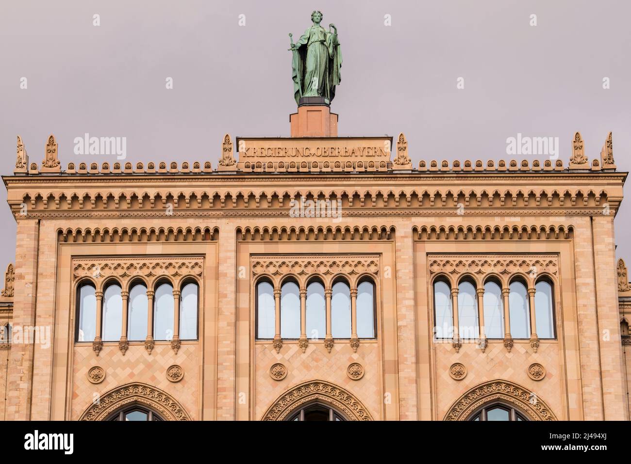 München, Deutschland - April 22,2022: Blick auf die Bauarchitektur der Bezirksregierung von Oberbayern. Stockfoto