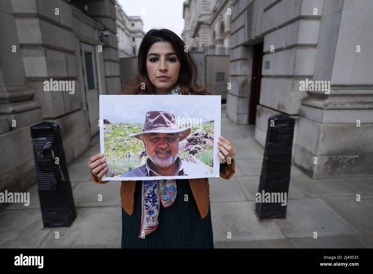 Roxanne Tahbaz, hält ein Bild ihres Vaters Morad Tahbaz, der im Iran inhaftiert ist, während eines Protestes vor dem Foreign, Commonwealth and Development Office (FCDO) in London, Das das Büro der Außenministerin Liz Truss beherbergt, nachdem das, was sie sagt, ein Verrat ihres Vaters durch die britische Regierung gewesen sei. Stockfoto