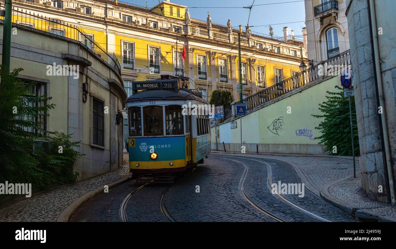 Straßenbahn in Bairro Alto, Lissabon, Portugal. Stockfoto
