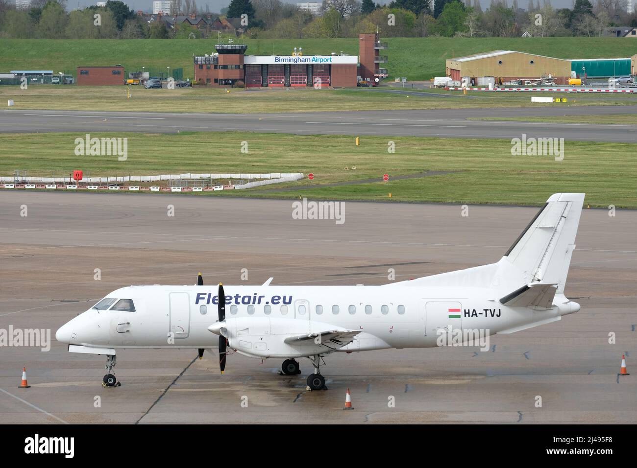 Saab 340 Frachtflugzeuge, die von Fleet Air of Hungary betrieben werden, wurden im April 2022 im Frachtterminal am britischen Flughafen Birmingham gesehen Stockfoto