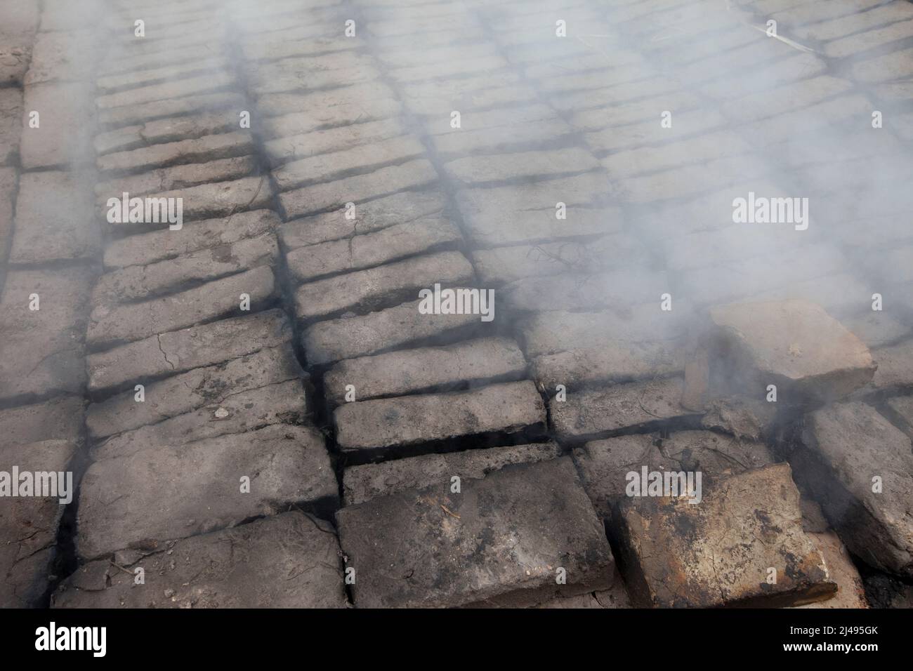 Ein Ziegel arbeitet mit dunklem Lehm aus dem Sumpf, soll haltbarere Ziegel produzieren Mbazi Sektor, Huye Bezirk. Foto von Mike Goldwater Stockfoto