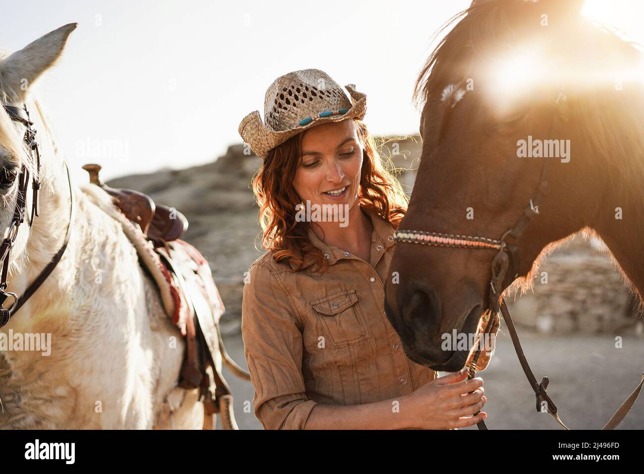 Junge Bäuerin spielt mit ihrem Pferd auf der Farm Ranch - Fokus auf Gesicht Stockfoto