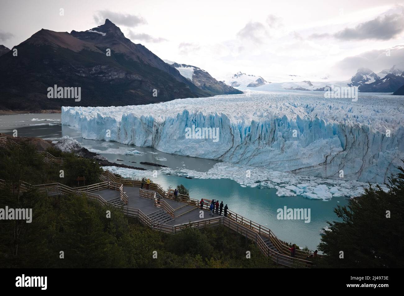 Touristen am Aussichtspunkt in der Nähe des Perito Moreno Gletschers im Los Glaciares Nationalpark, Patagonien, Anden, Argentinien. Blick auf den Cerro Moreno Peak Stockfoto