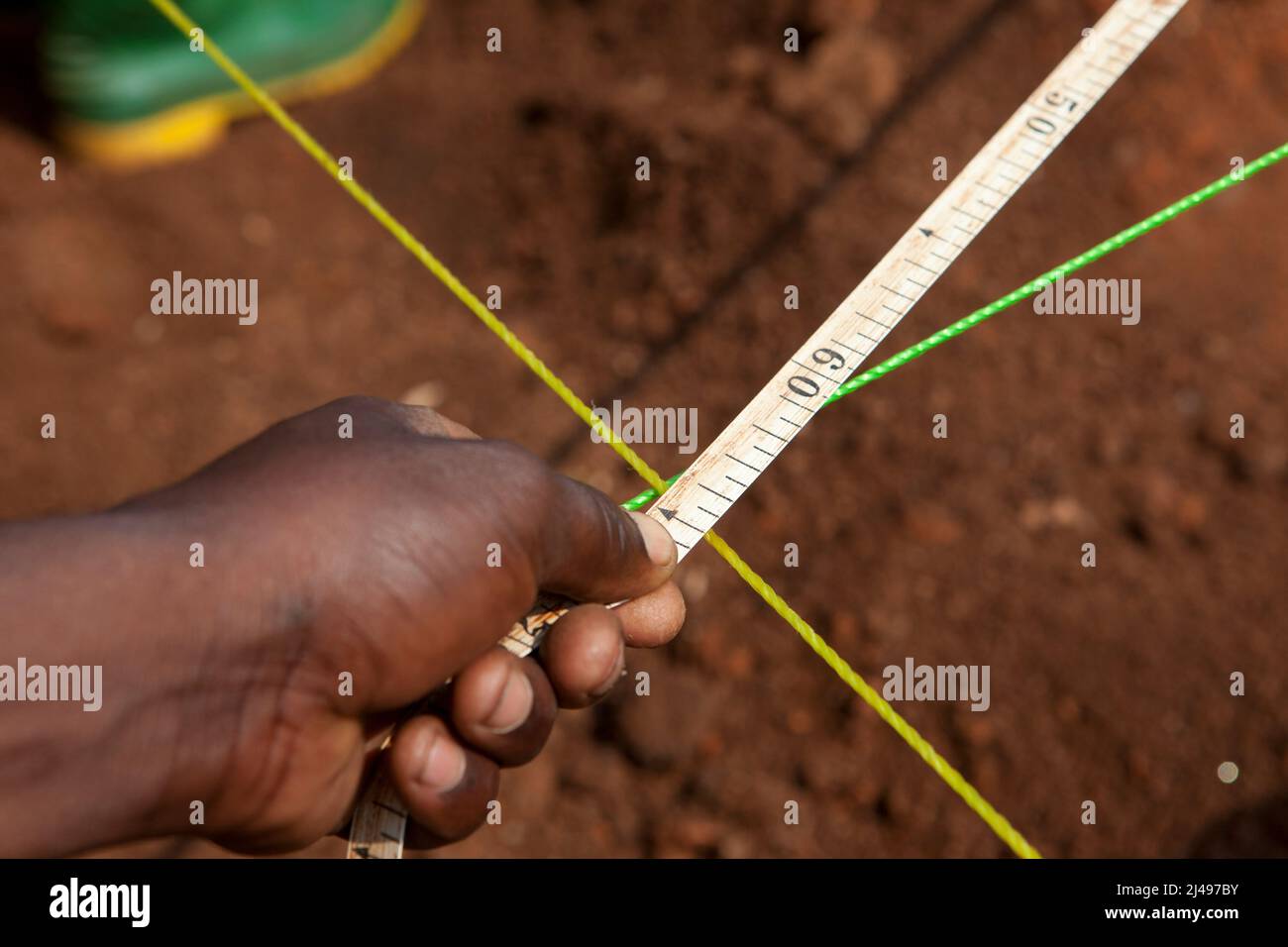 Umuganda monatlicher Gemeindedienst. Hier arbeiten sie am Bau von Klassenräumen für 12 Jahre Grundbildung an der Mwurire Groupe Scolare Schule, Mbazi Sektor, Huye District. Foto von Mike Goldwater Stockfoto