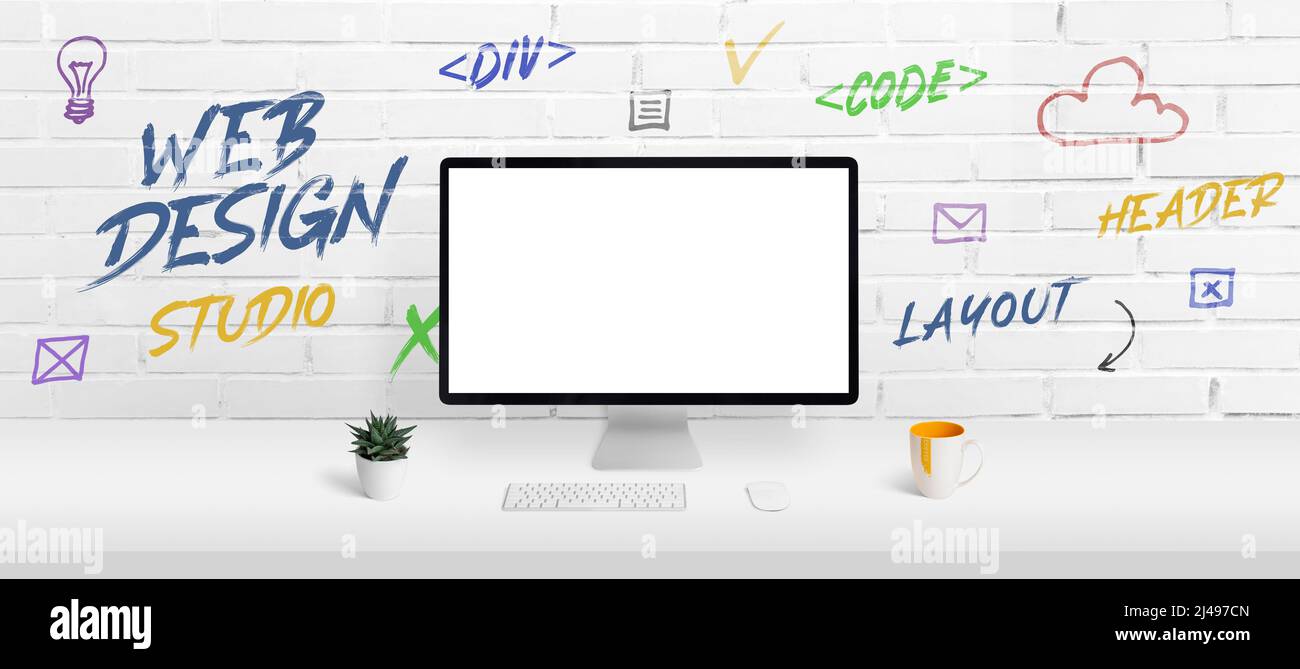 Webdesign-Studio-Konzept mit Computer-Display-Modell und Schreibtisch. Kreative Web-Seiten-Icons und Inschriften an der Backsteinwand Stockfoto