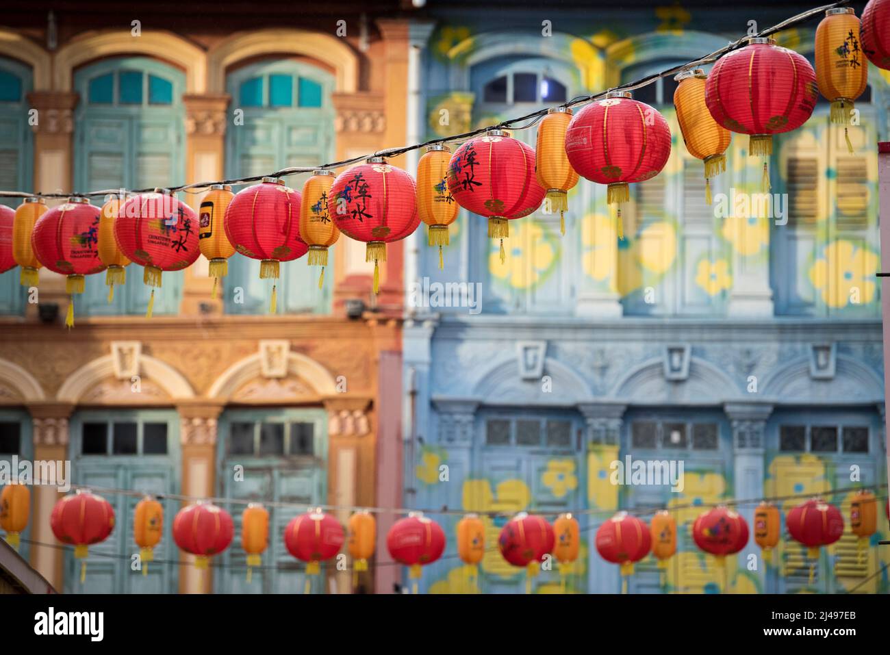 Singapur – 08,2019. September: Chinatown in Singapur ist mit chinesischen Laternen geschmückt, um das chinesische Neujahr zu feiern. Stockfoto