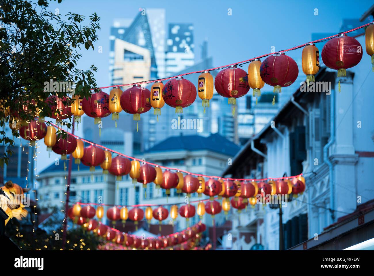 Singapur – 08,2019. September: Chinatown in Singapur ist mit chinesischen Laternen geschmückt, um das chinesische Neujahr zu feiern. Stockfoto