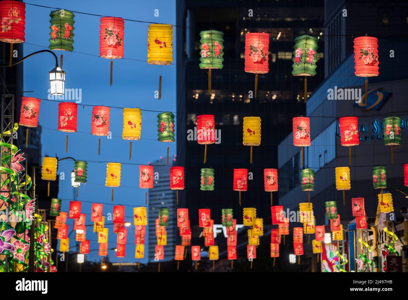 Singapur – 08,2019. September: Chinatown in Singapur ist mit chinesischen Laternen geschmückt, um das chinesische Neujahr zu feiern. Stockfoto